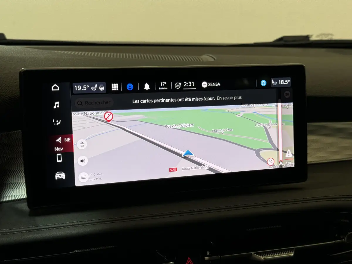 Écran tactile central affichant la navigation dans l'habitacle d'une Alfa Romeo Tonale rouge de 2023.