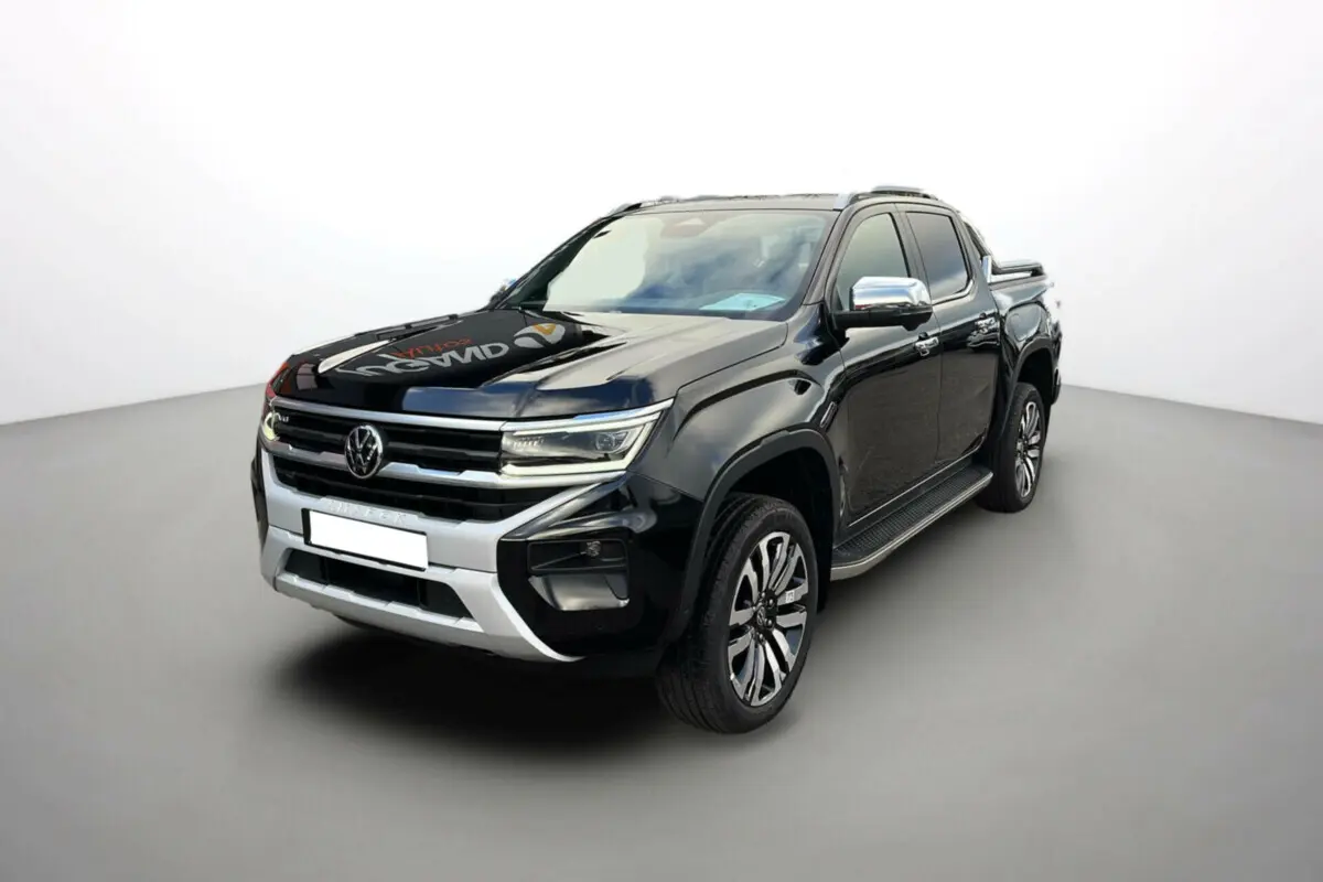 Volkswagen Amarok Simple Cabine V6 240 noir en 3/4 avant droit avec jantes alliage et calandre chromée