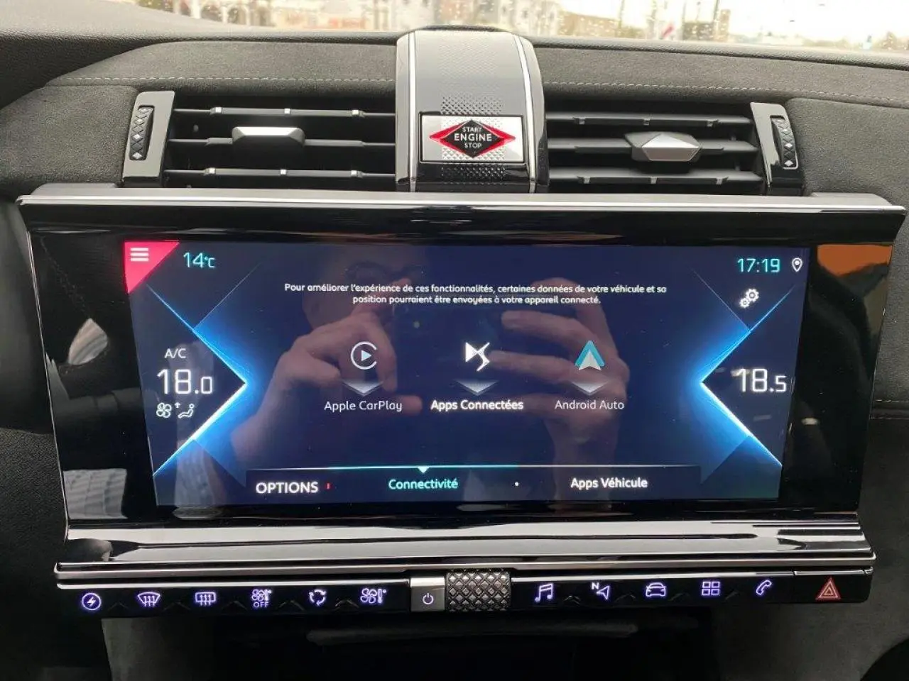 Écran tactile central du tableau de bord du DS7 Crossback E-Tense 2021, affichant connectivité Apple CarPlay et Android Auto.