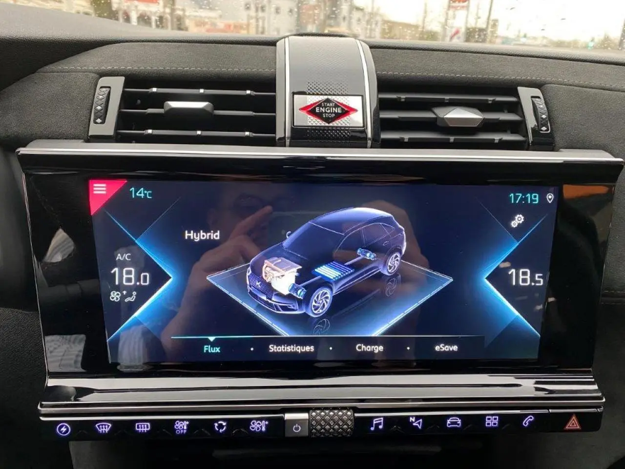 Écran tactile du tableau de bord du DS7 Crossback E-Tense 2021 montrant l'interface hybride avec commandes climatisation.