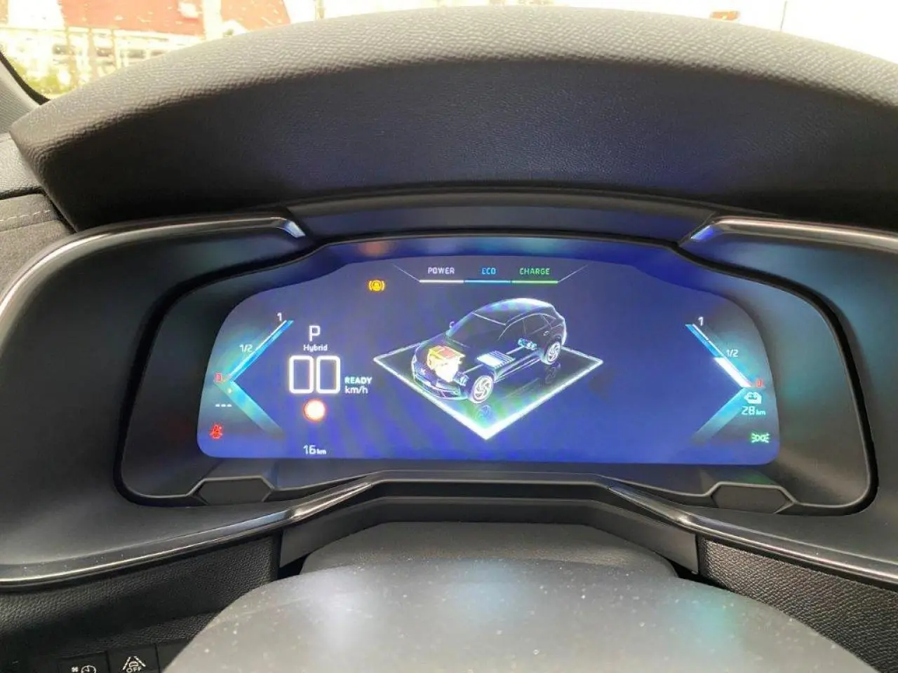 Tableau de bord numérique du DS7 Crossback E-Tense 2021 montrant l'état hybride et la consommation d'énergie.