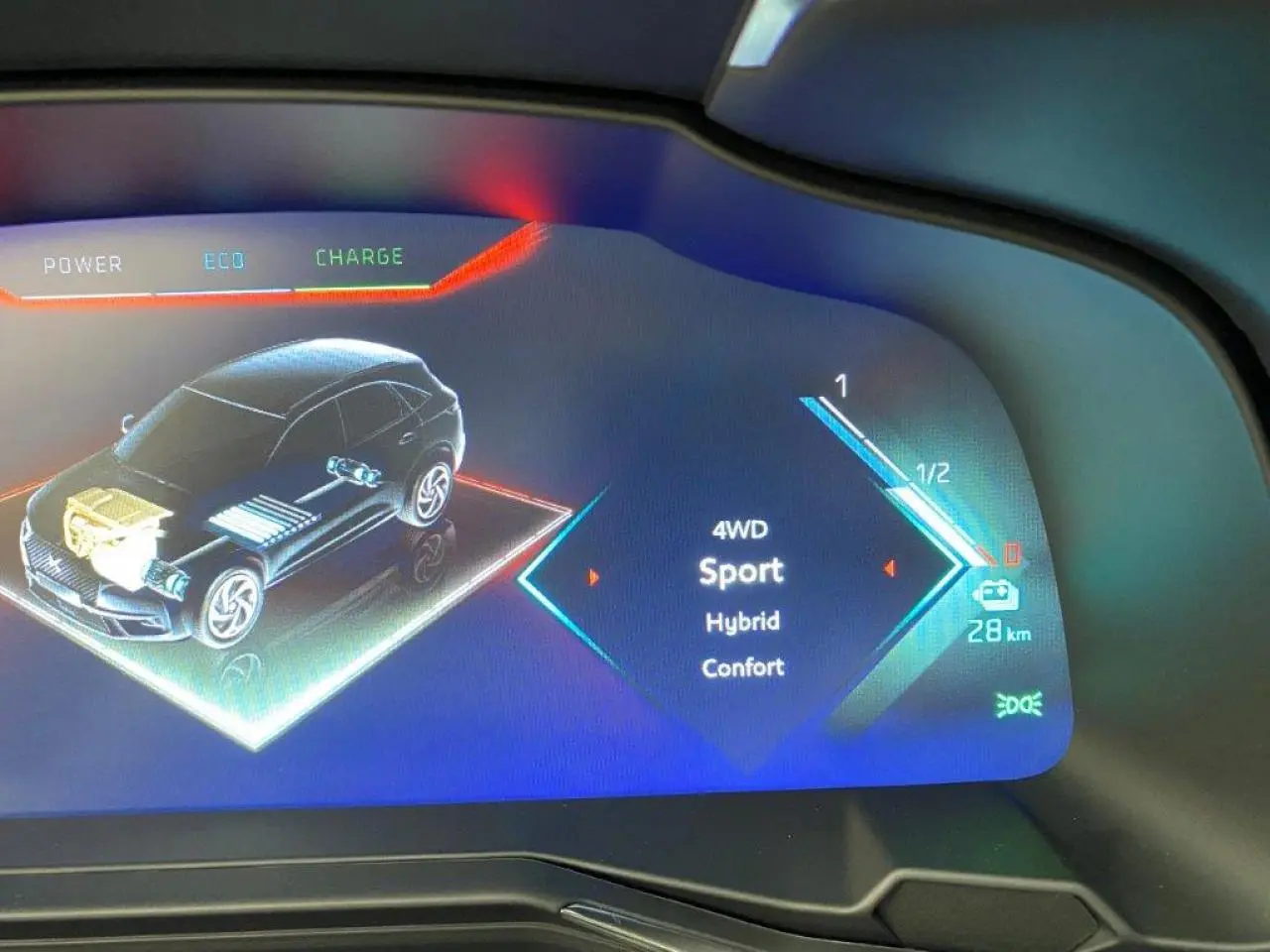 Affichage numérique du tableau de bord du DS7 Crossback E-Tense 2021 montrant le mode 4WD Sport en hybride avec autonomie batterie de 28 km.