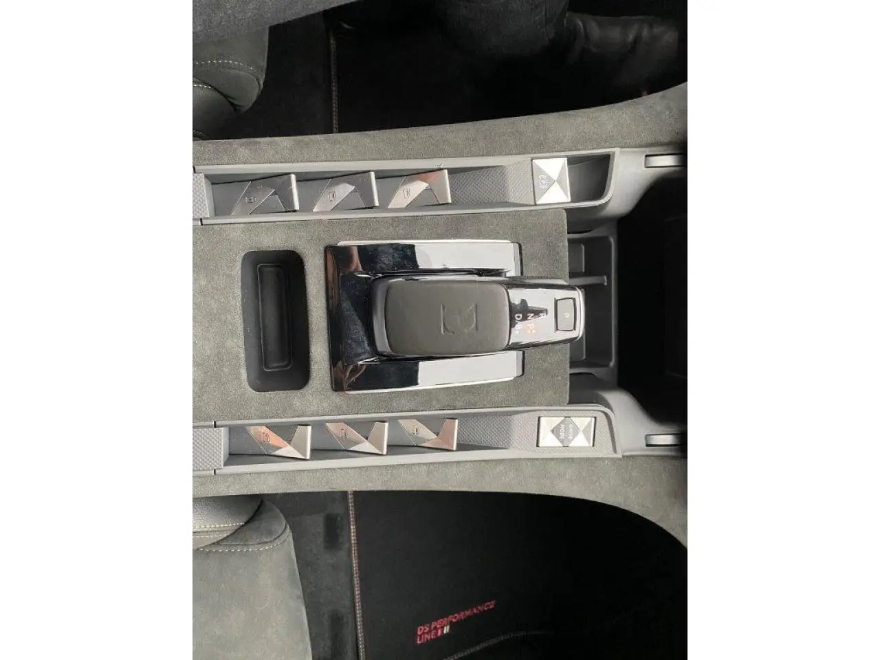Vue plongeante sur la console centrale du DS7 Crossback E-Tense 300 gris platinium, avec levier de vitesses et commandes tactiles.