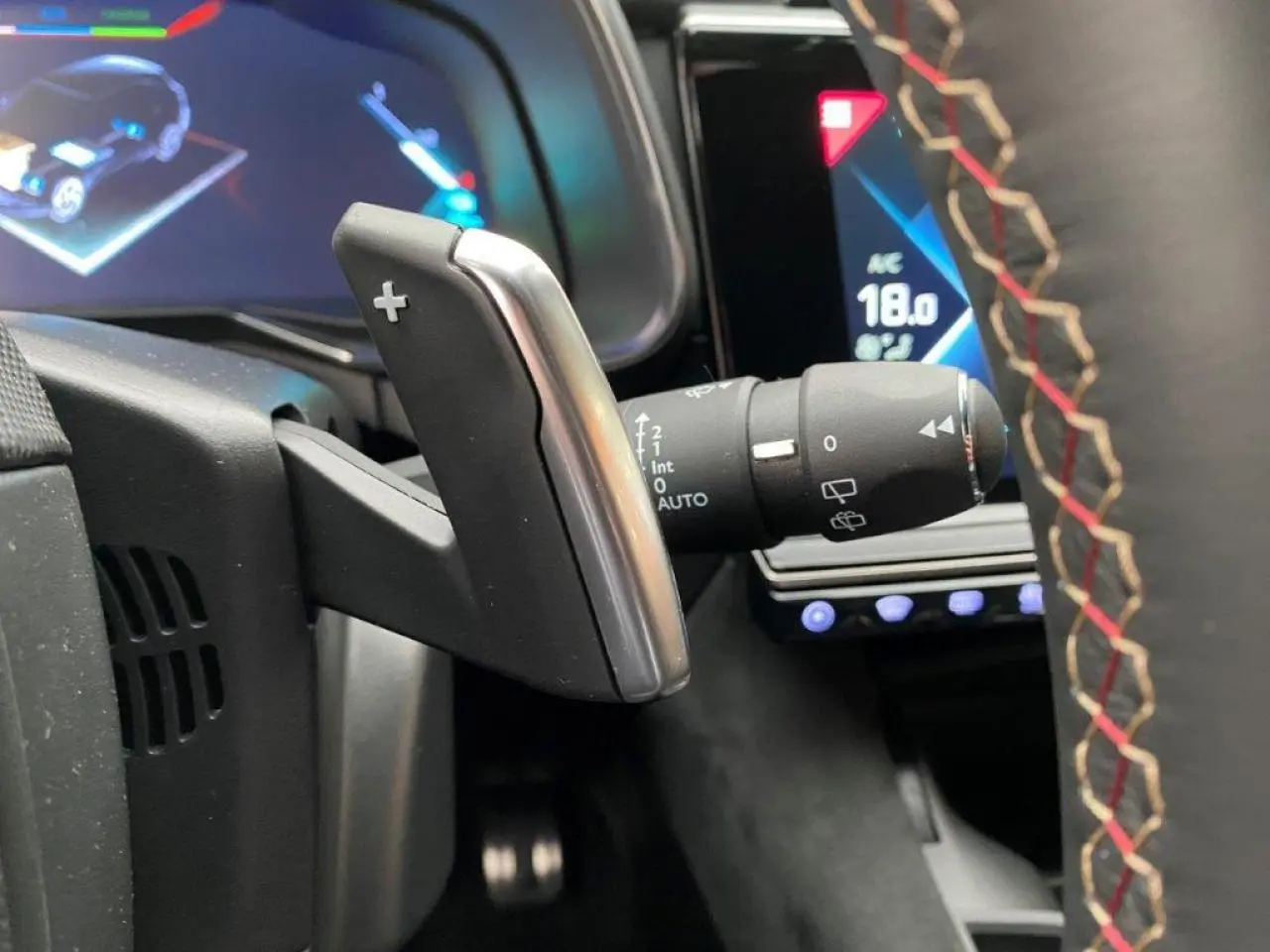 Gros plan sur la palette de changement de vitesse côté droit du volant dans l'habitacle du DS7 Crossback gris platinium.