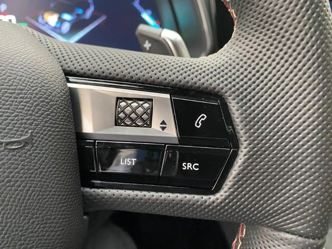 Gros plan sur les commandes gauche du volant perforé du DS7 Crossback E-Tense 2021, avec boutons LIST et SRC visibles.