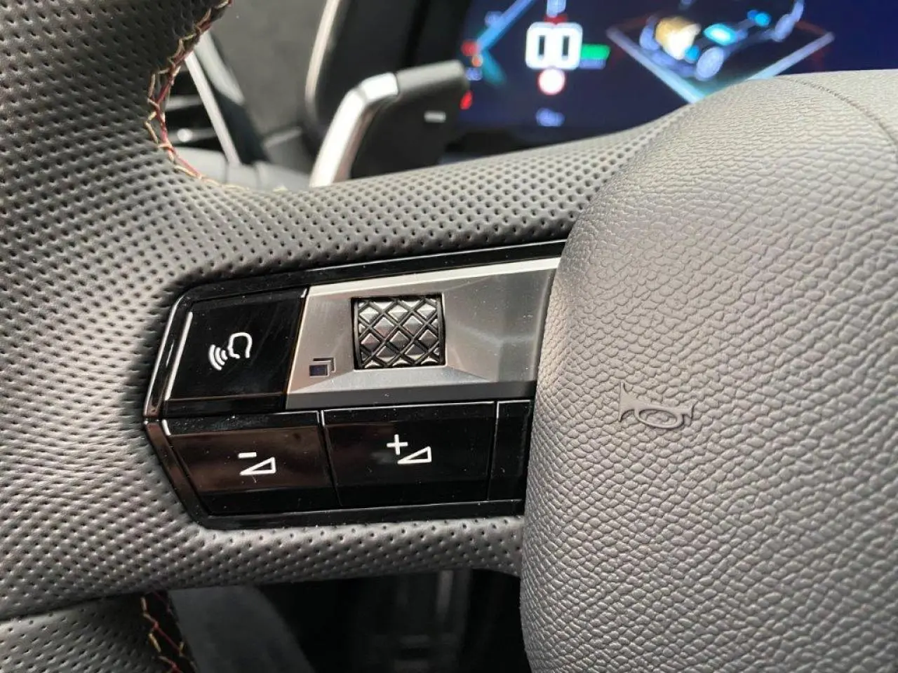 Gros plan sur les commandes gauche du volant en cuir perforé gris du DS7 Crossback E-Tense 2021.