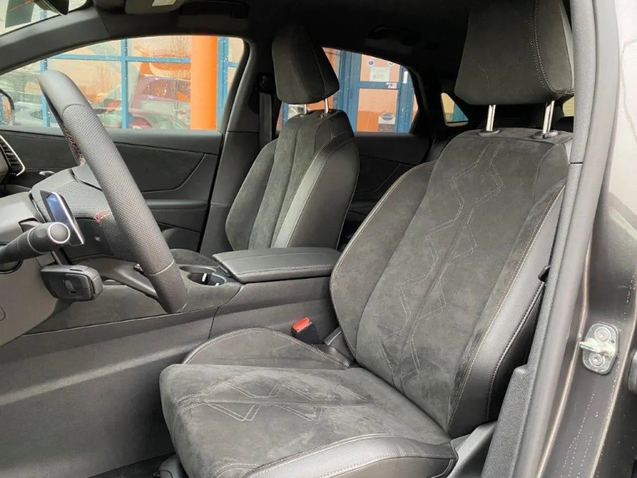 Intérieur du DS7 Crossback E-Tense 2021, vue côté conducteur, sièges en cuir et alcantara gris avec surpiqûres.