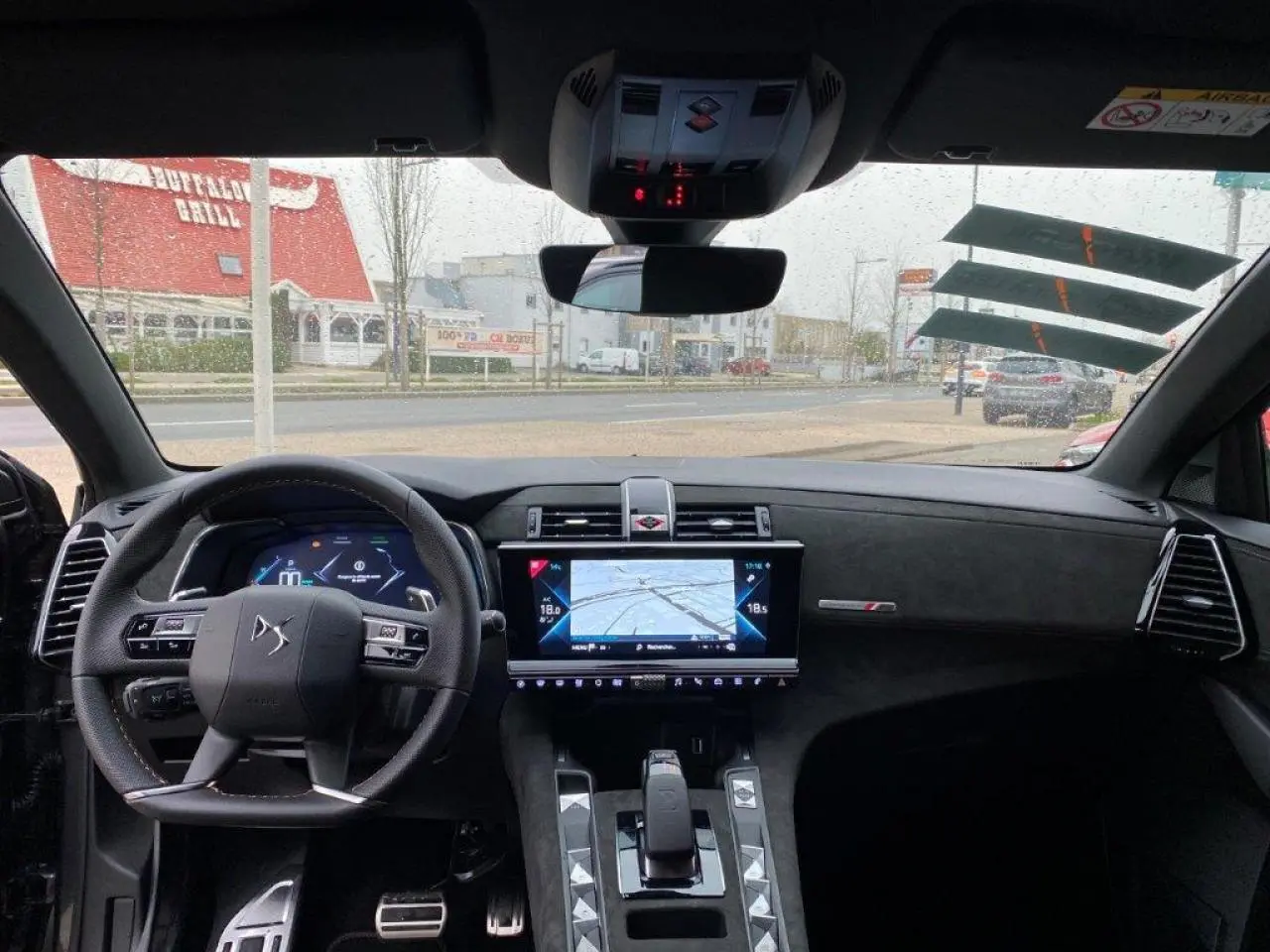 Vue intérieure du tableau de bord du DS7 Crossback E-Tense 300 gris platinium, avec écran tactile et volant multifonction.