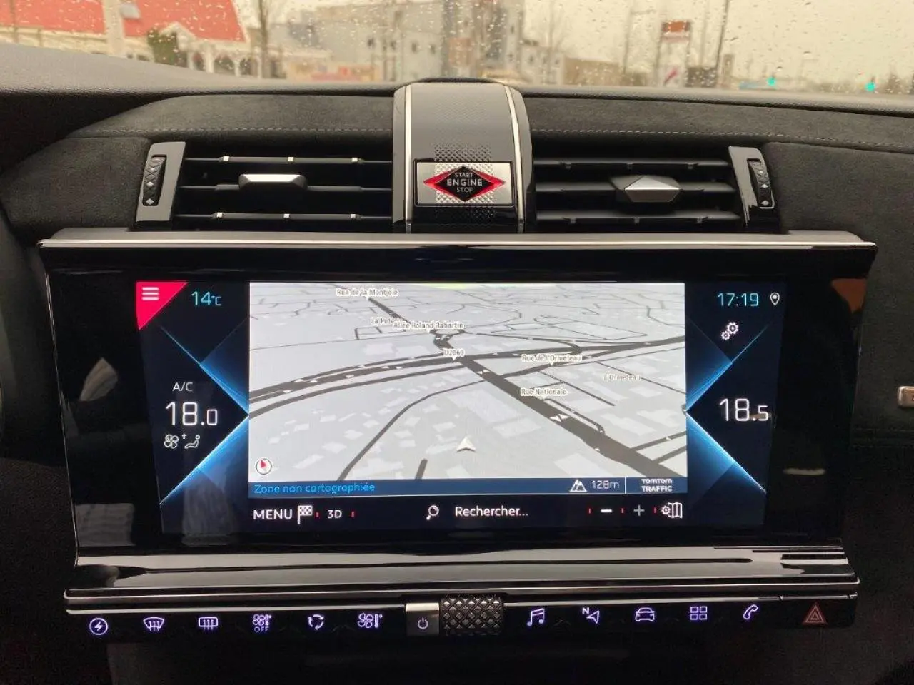 Vue intérieure du tableau de bord du DS7 Crossback E-Tense 300, écran tactile de navigation avec commandes tactiles rétroéclairées.