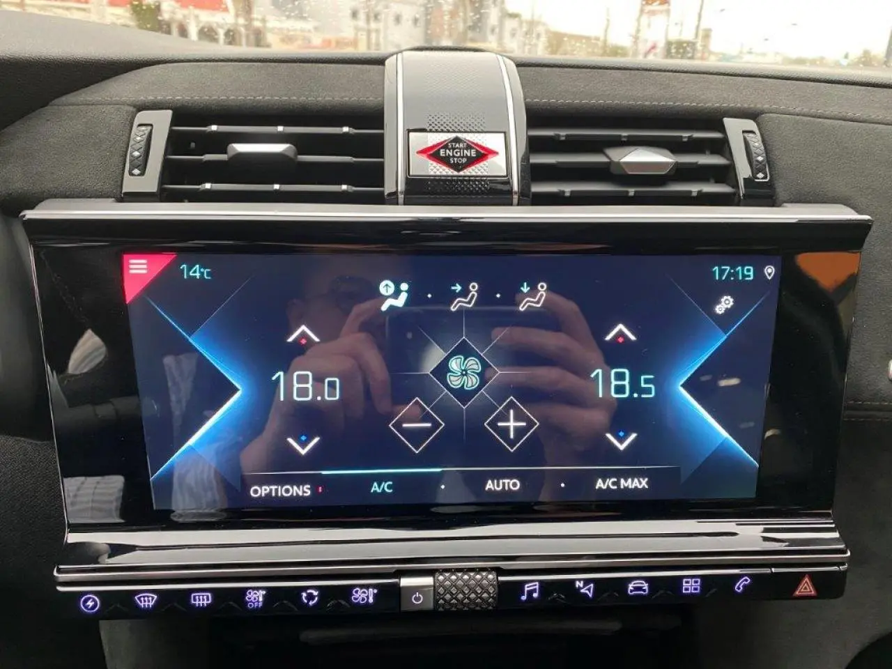 Écran tactile central du DS7 Crossback E-Tense 2021 montrant la climatisation automatique, intérieur noir moderne.
