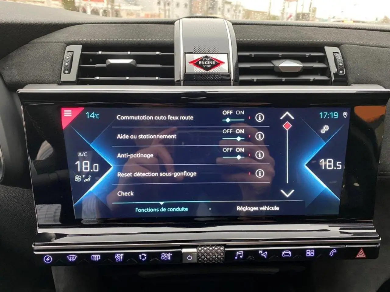 Vue rapprochée de l'écran tactile central du tableau de bord du DS7 Crossback E-Tense 2021 avec commandes de conduite affichées.
