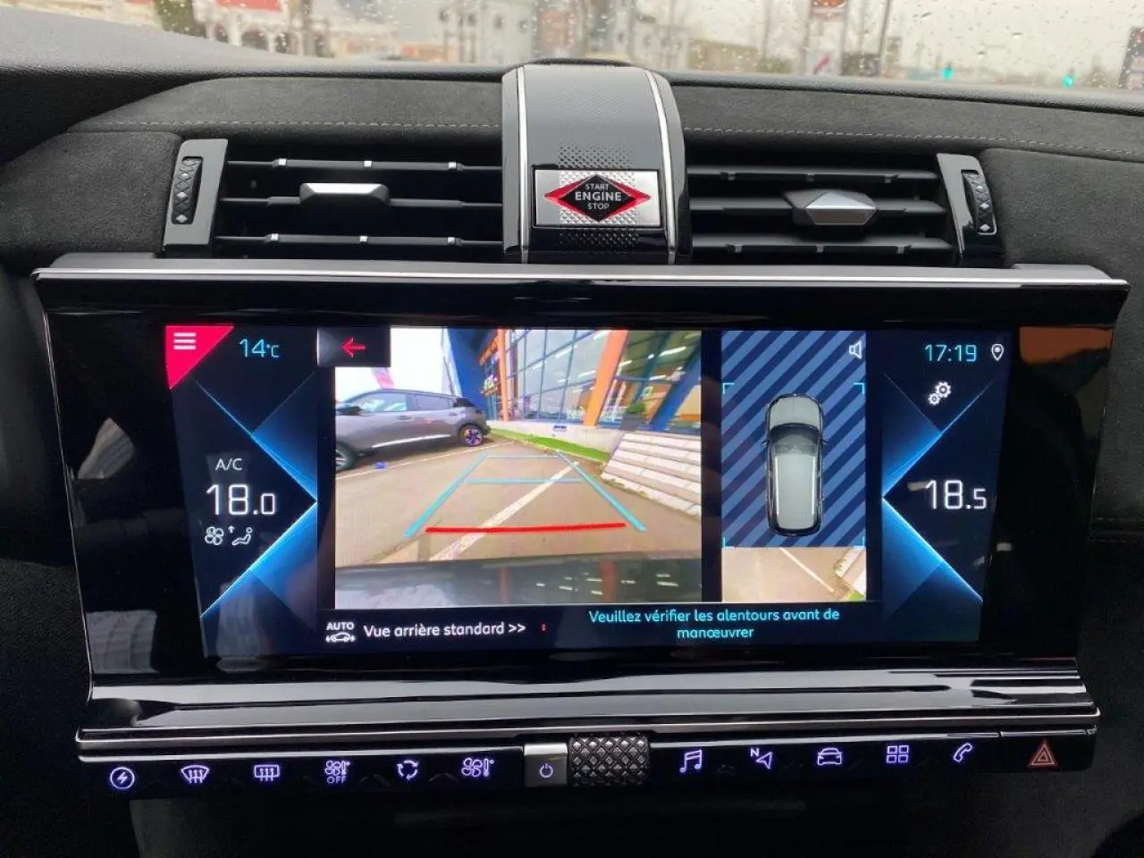 Vue de l'écran multimédia du DS7 Crossback gris platinium montrant la caméra de recul et l'aide au stationnement.