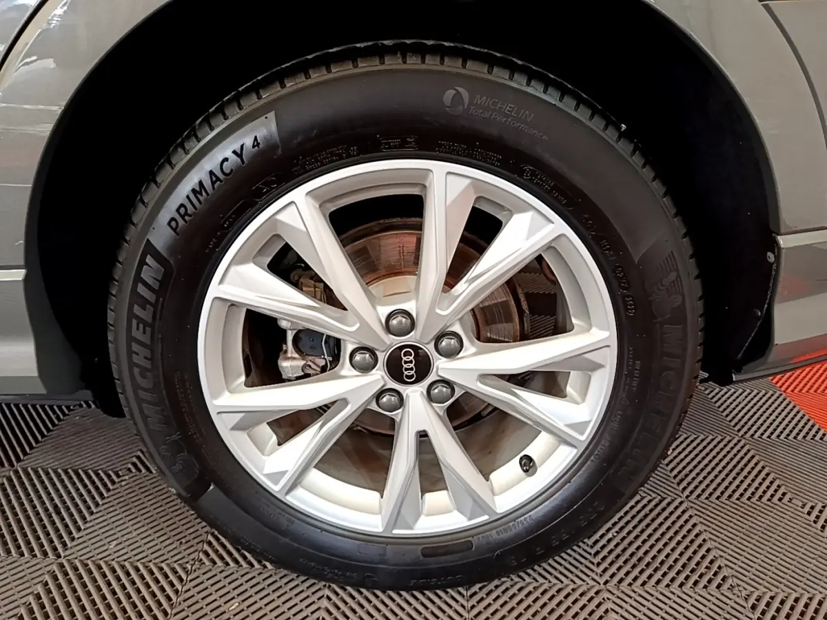 Gros plan sur la roue avant droite gris foncé d'un Audi Q3 35 TFSI S Line avec jante alliage et pneu Michelin.