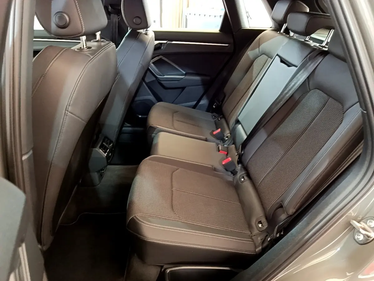 Vue intérieure côté droit des sièges arrière noirs en tissu et cuir de l'Audi Q3 35 TFSI S Line 2021.
