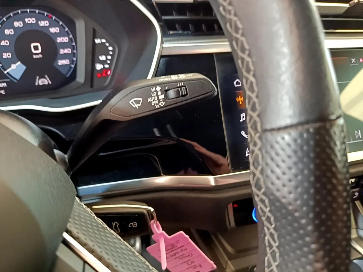 Vue rapprochée du volant cuir multifonctions et du tableau de bord digital de l’Audi Q3 gris foncé 2021.