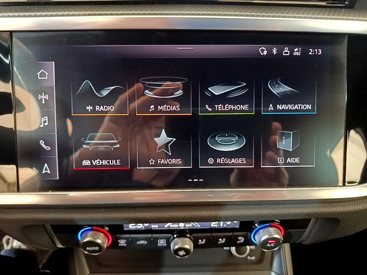 Écran tactile central de l'Audi Q3 35 TFSI S Line 2021 affichant le menu principal multimédia et navigation.