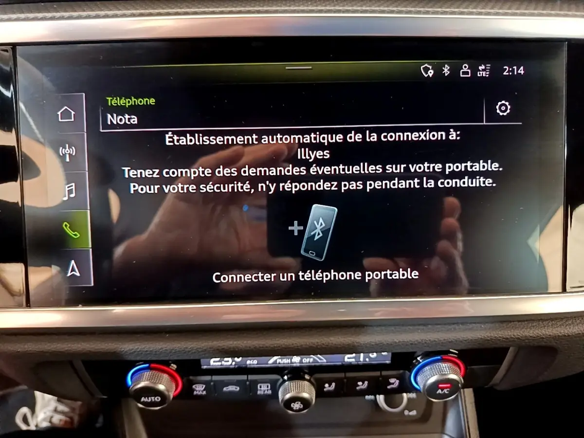 Écran tactile central affichant la connexion Bluetooth dans l’Audi Q3 gris foncé, vue intérieure avant.
