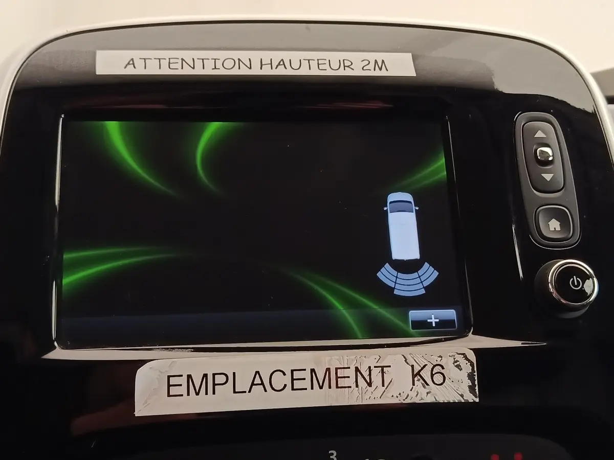 Écran central du Renault Trafic Fourgon blanc 2017 montrant l'alerte de proximité arrière avec signal visuel.
