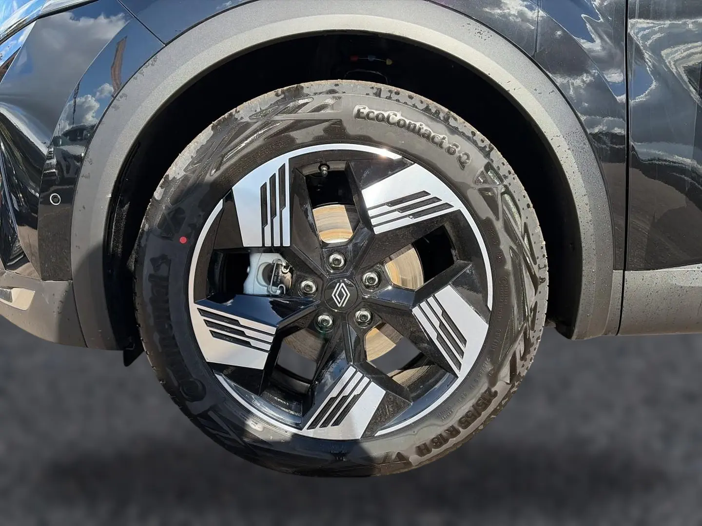 Gros plan sur la roue avant droite noire étoile de la Renault Symbioz 1.8 e-tech full hybrid avec jante alu au design géométrique.