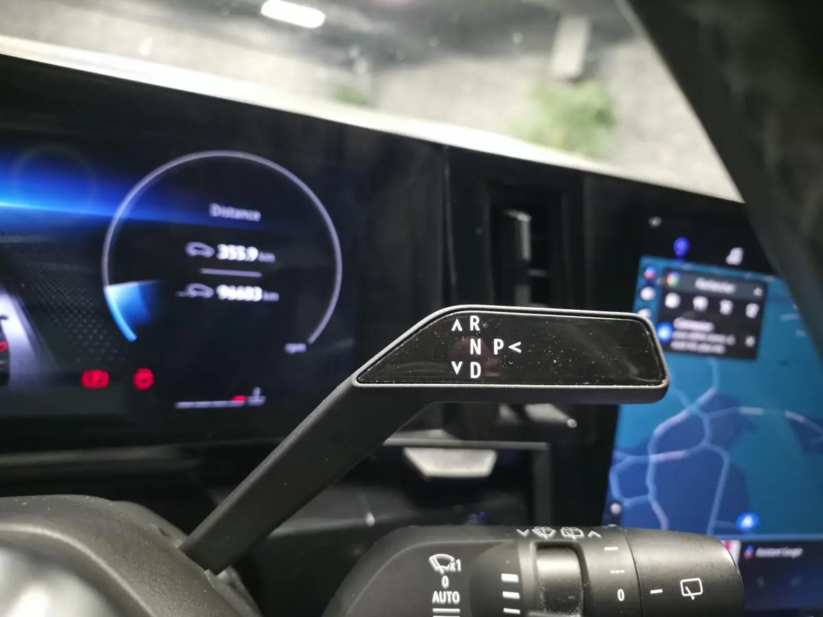 Le levier de boîte automatique noir avec affichage des vitesses sur le tableau de bord numérique du Renault Austral blanc.