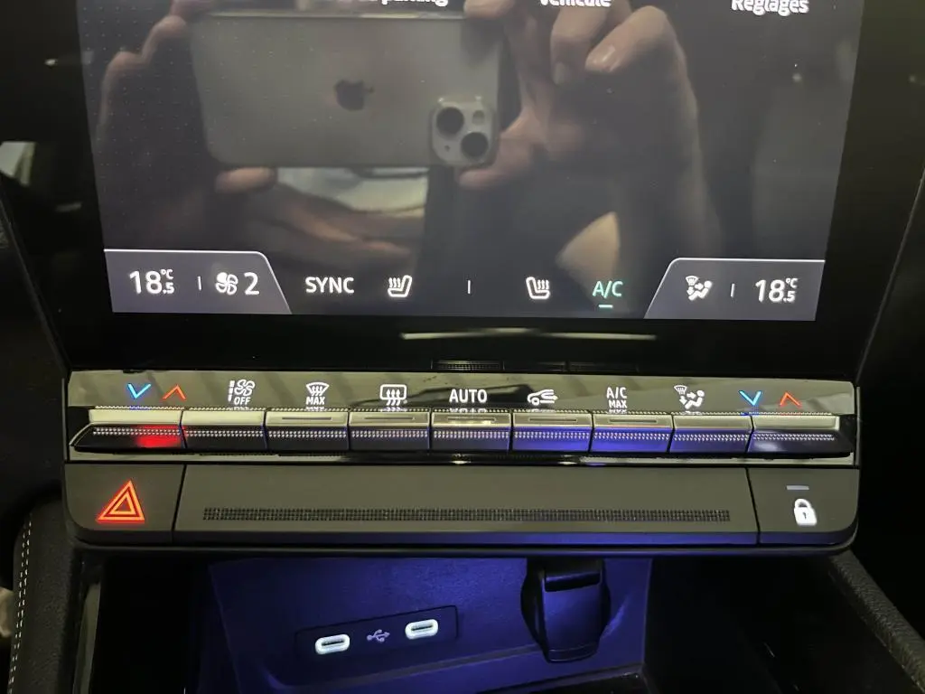 Panneau de commande de climatisation tactile avec réglages de température et prises USB type C dans un Renault Austral blanc 2023.