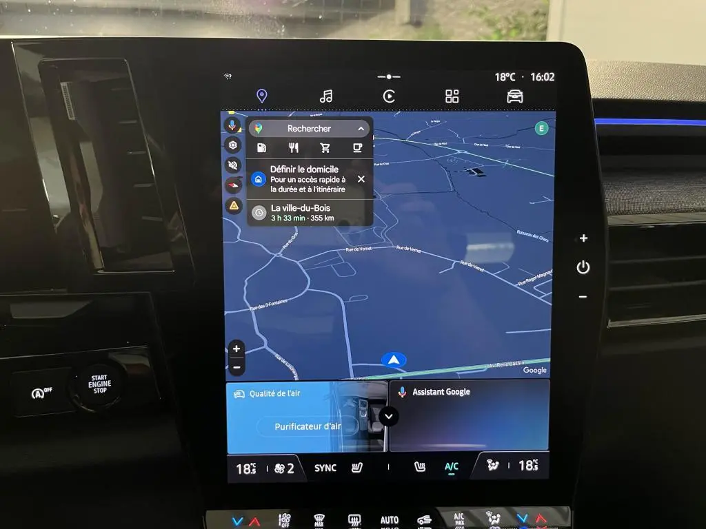 Écran tactile central du tableau de bord du Renault Austral 2023 affichant la navigation et commandes climatisation