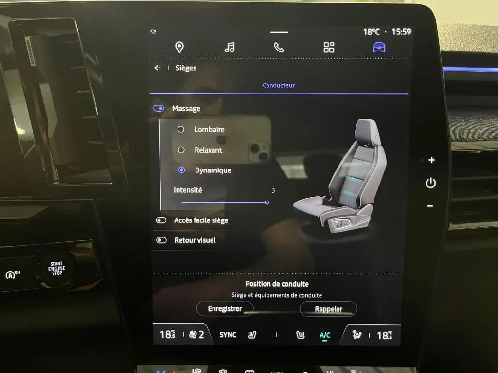 Écran tactile intérieur du Renault Austral 2023 affichant les réglages de massage du siège conducteur en mode dynamique.