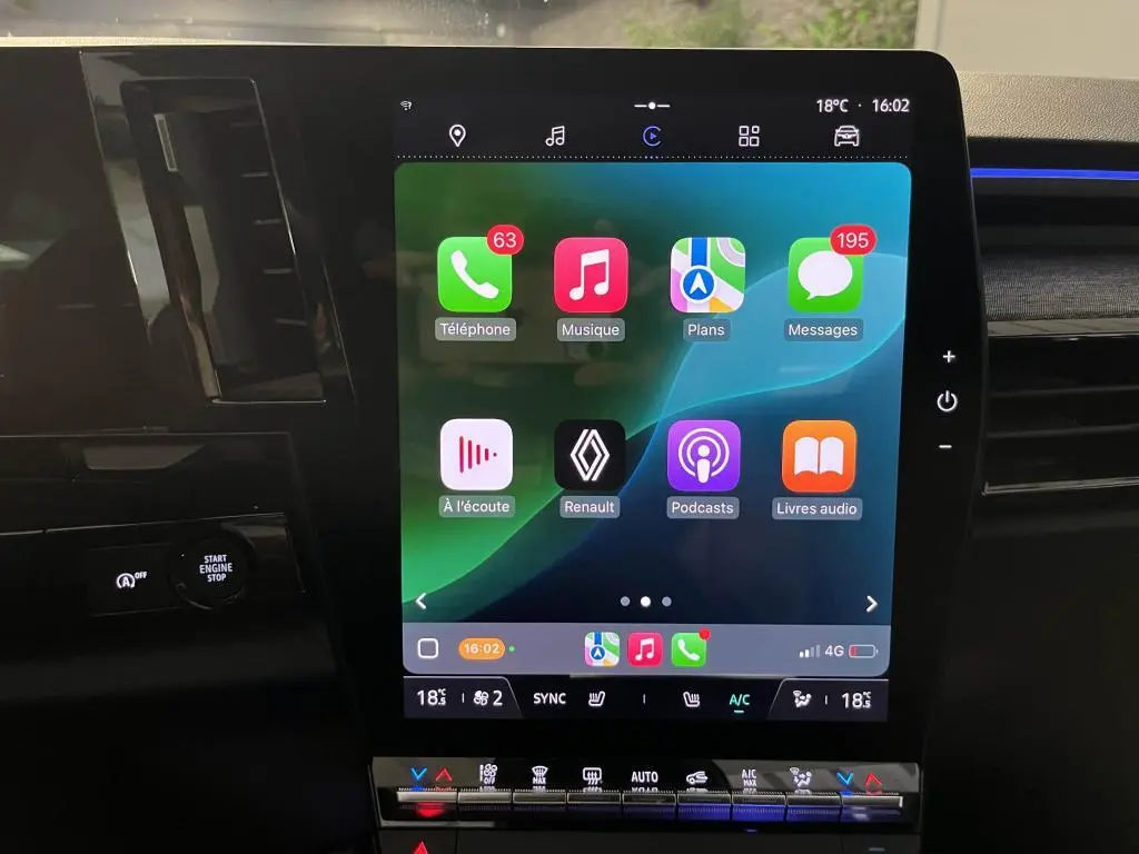 Écran tactile central du Renault Austral 2023 montrant l'interface Apple CarPlay avec commandes climatisation en dessous.