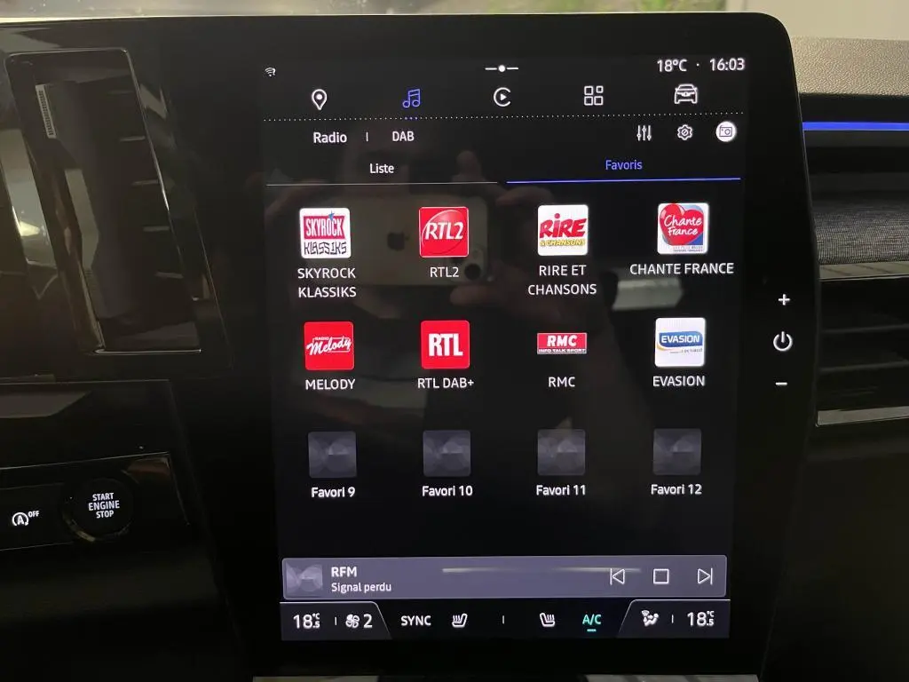 Écran tactile central du tableau de bord du Renault Austral 2023 affichant les stations radio numériques.