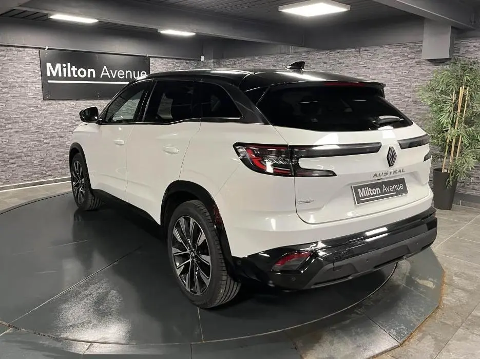 Vue 3/4 arrière droite du Renault Austral blanc Glacier avec toit noir étoilé et jantes alliage 19 pouces Komah diamantées noires.