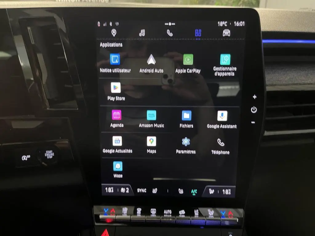 Écran tactile central du tableau de bord du Renault Austral 2023 affichant les applications Android Auto et Apple CarPlay