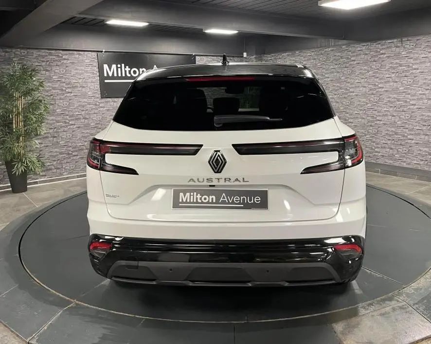 Vue arrière du Renault Austral blanc Glacier 2023 avec toit noir étoilé et feux LED étirés.