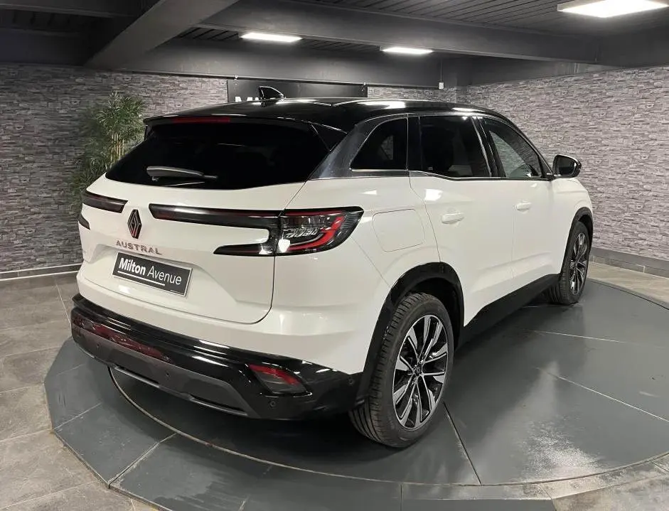 Vue 3/4 arrière droite d'un Renault Austral blanc avec toit noir étoilé et jantes alliage 19 pouces Komah.