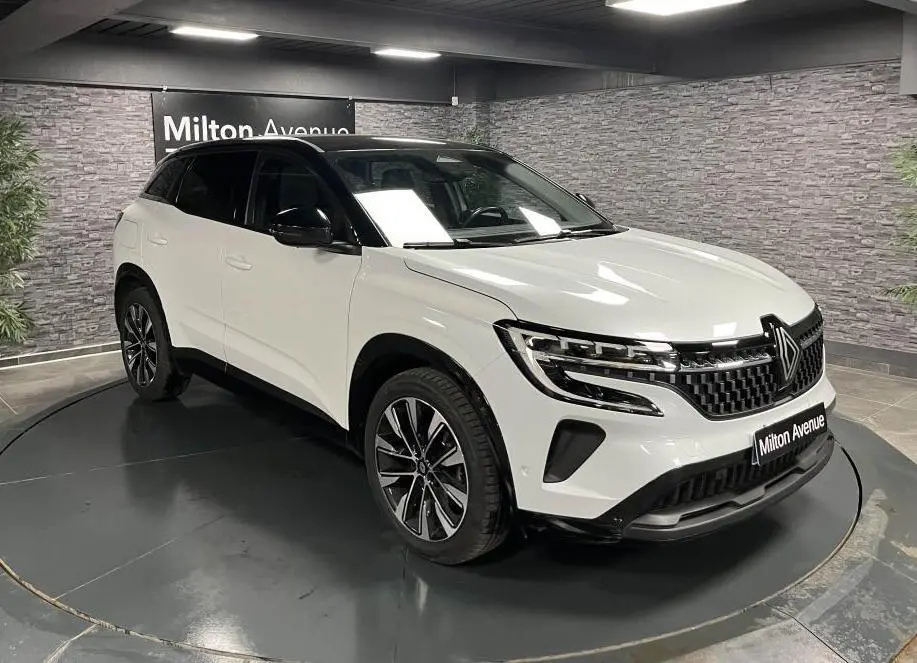 Renault Austral blanc glacier en 3/4 avant droit avec toit noir étoilé et jantes alliage 19 pouces Komah diamantées noires