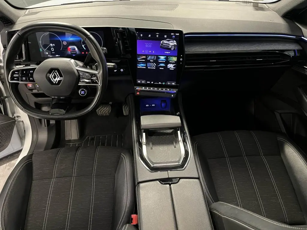 Vue intérieure avant du Renault Austral 1.3 Mild Hybride 2023, tableau de bord numérique et console centrale moderne noire.