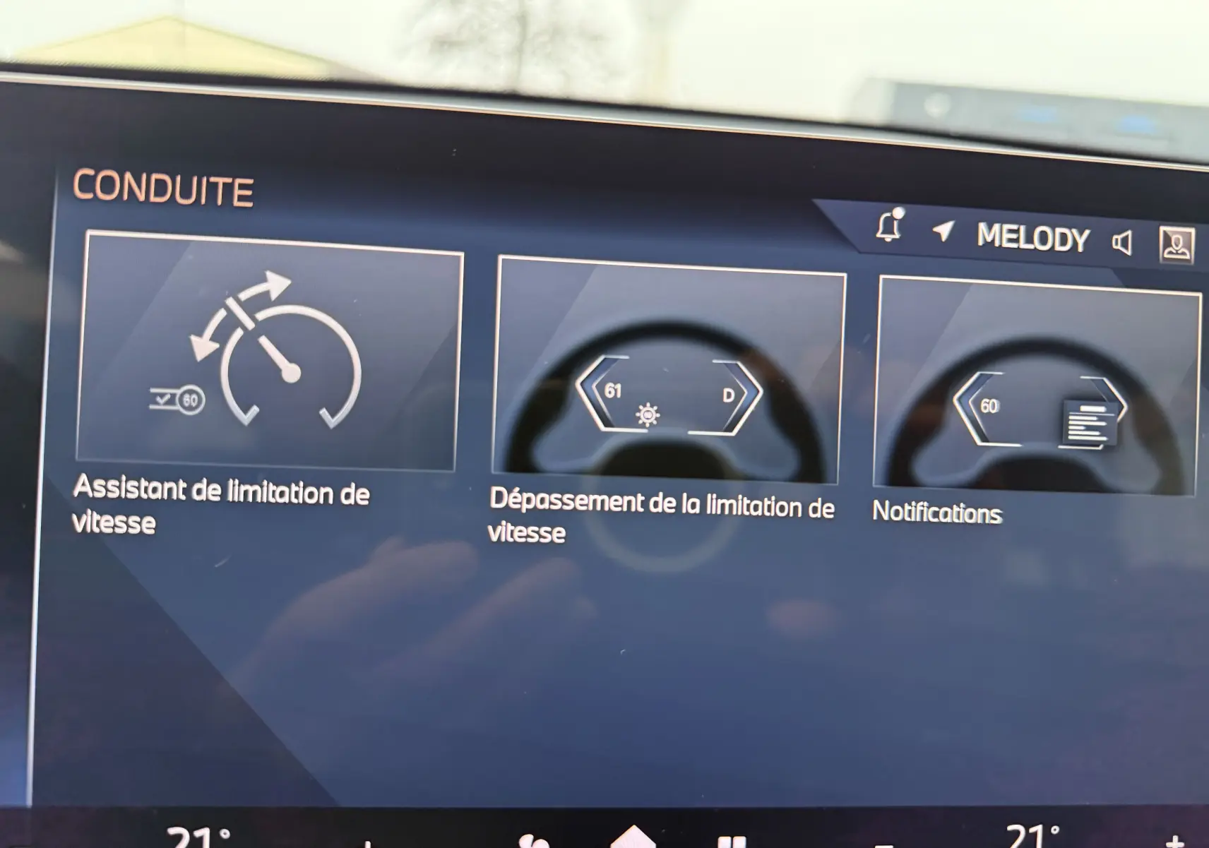 Écran central du BMW X1 blanc minéral 2025 montrant les options d'assistance à la conduite et notifications.