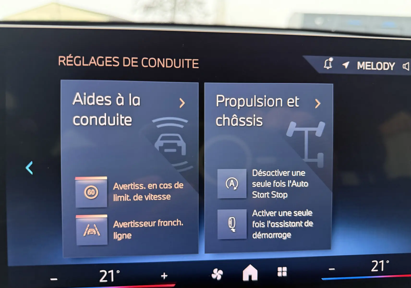 Écran intérieur du système de réglages de conduite BMW X1 18D blanc minéral, affichant aides à la conduite et propulsion.