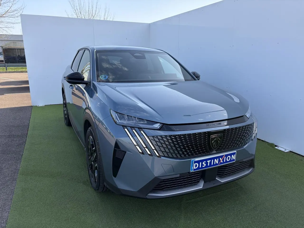 Peugeot 3008 bleu Ingaro en 3/4 avant gauche, avec calandre noire et feux LED à griffes distinctifs.