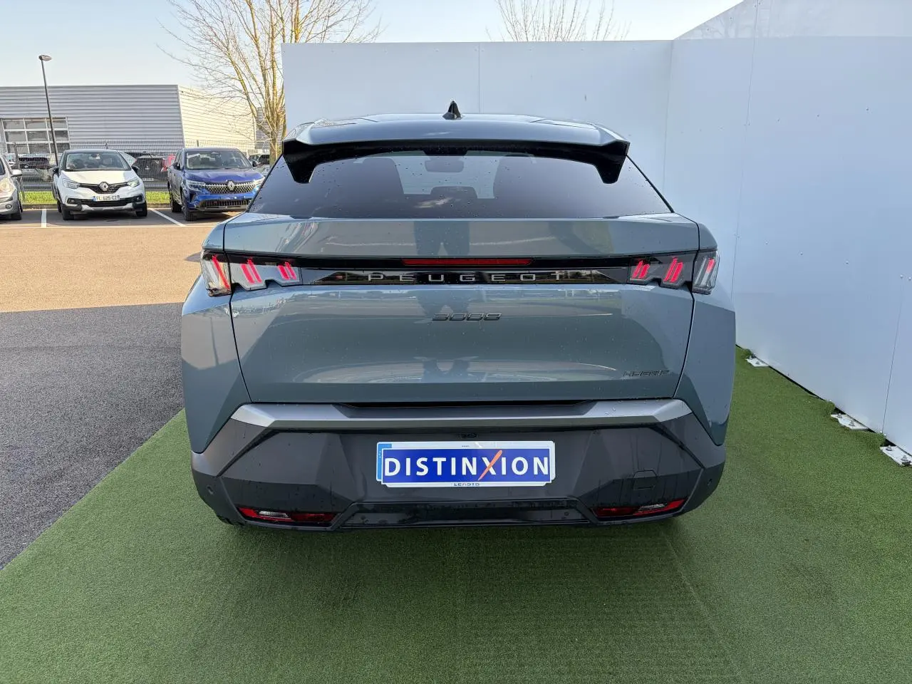 Vue arrière du Peugeot 3008 bleu Ingaro 2024 avec feux arrière LED 3 griffes et toit panoramique noir.
