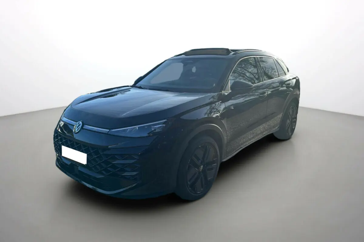 Volkswagen T-Roc noir ebène en 3/4 avant droit avec jantes noires et toit ouvrant panoramique visible.