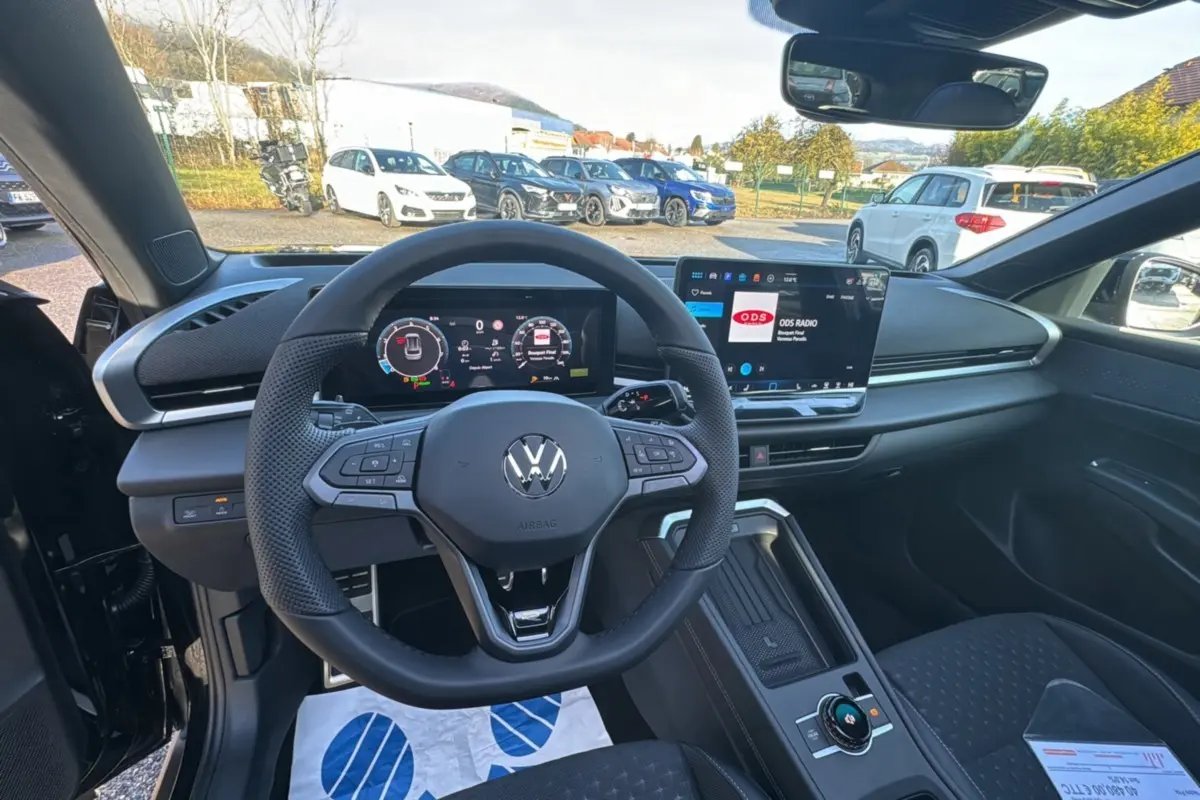 Vue intérieure centrée sur le volant cuir multifonctions et tableau de bord digital du Volkswagen T-Roc noir ebène 2026.