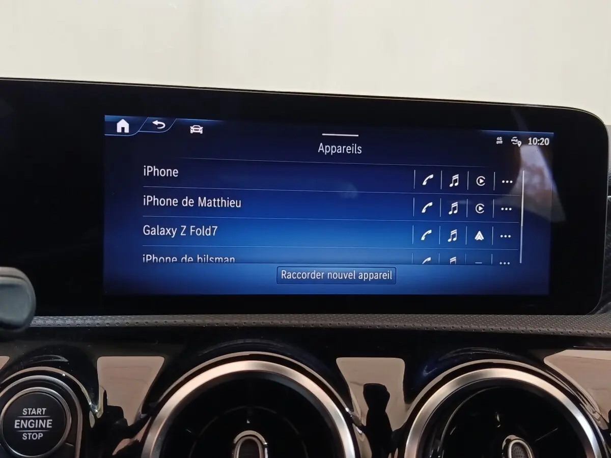 Vue rapprochée de l’écran tactile central du Mercedes GLA 250 e Business Line 2023 affichant la liste des appareils connectés.