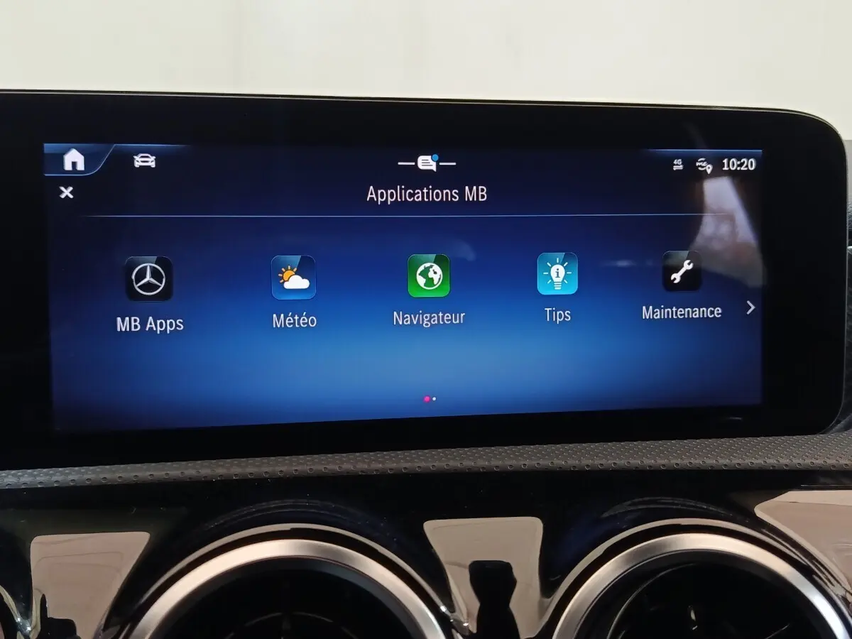Écran tactile central du tableau de bord du Mercedes GLA 250 e Business Line 2023, affichage des applications MB.