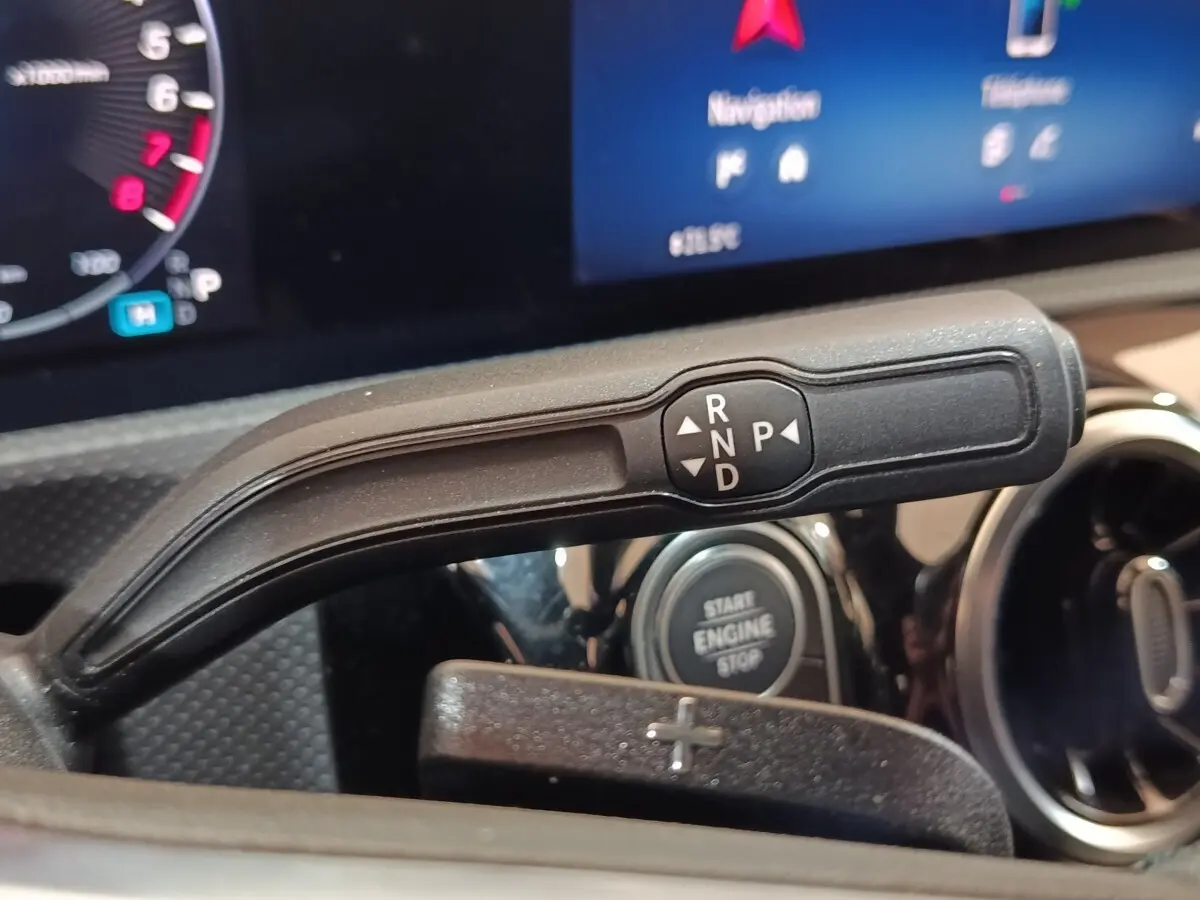 Gros plan sur la commande de boîte automatique et bouton démarrage d’une Mercedes GLA 250 e Business Line gris foncé.