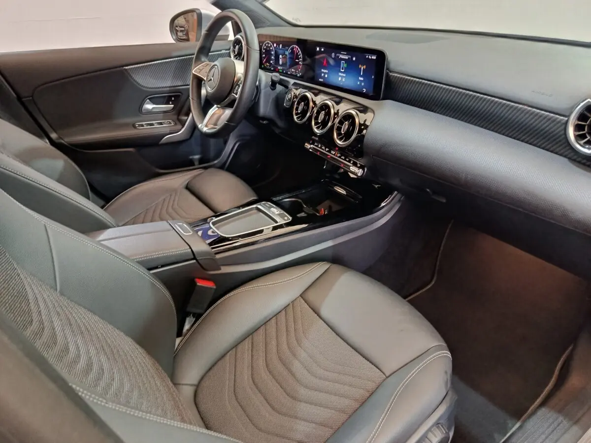 Intérieur côté conducteur du Mercedes GLA 250 e 2023, avec tableau de bord numérique et volant cuir multifonctions.