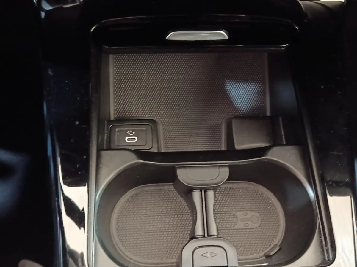 Gros plan sur la console centrale noire du Mercedes GLA 250 e Business Line avec prise USB et espace de rangement.