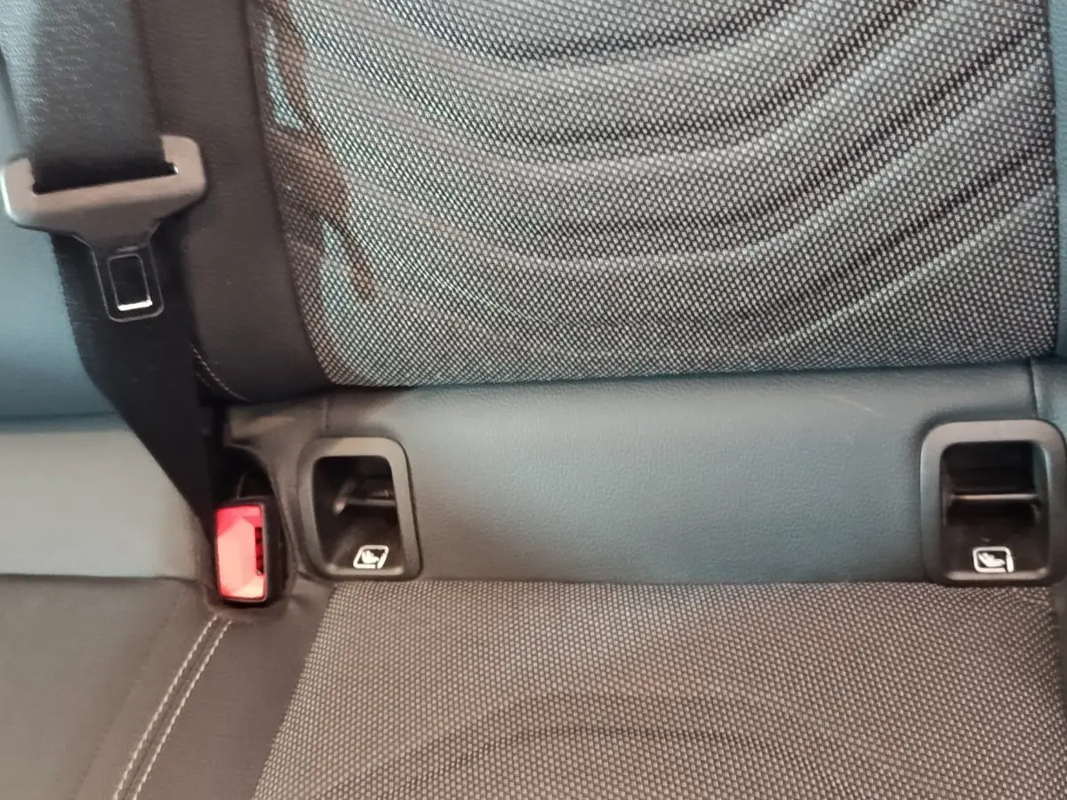 Détail de la banquette arrière grise du Mercedes GLA 250 e Business Line avec fixation Isofix et ceinture de sécurité.