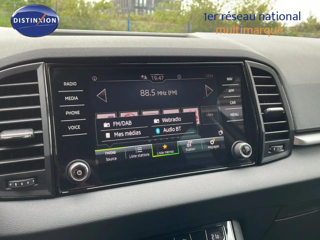 Écran tactile central du tableau de bord du Skoda Karoq 2025, affichant les options radio et médias.