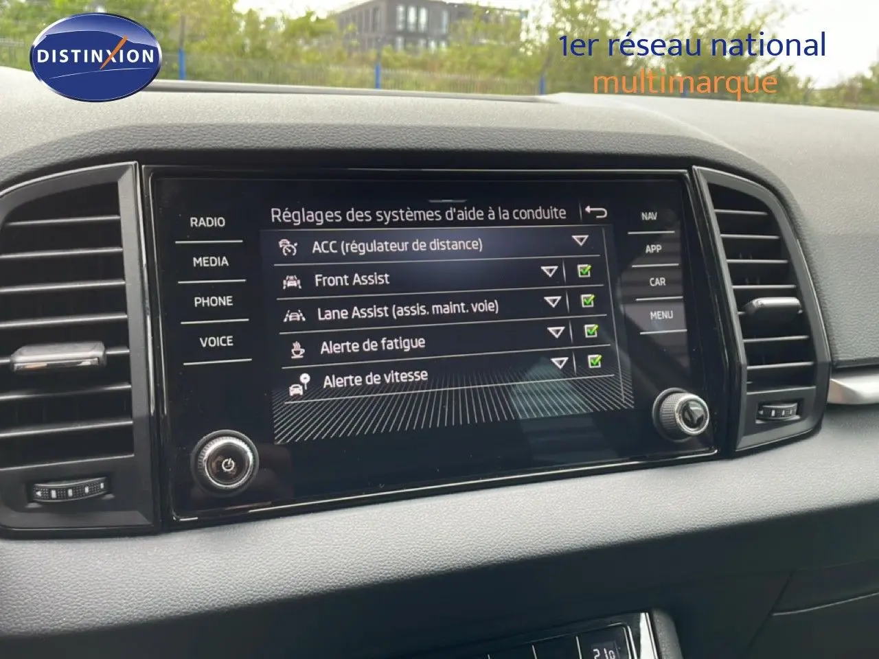 Écran central du tableau de bord du Skoda Karoq 2025 montrant les réglages des aides à la conduite.