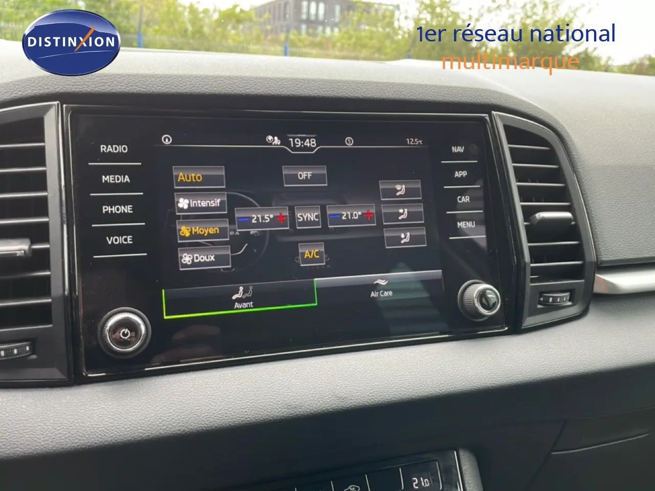 Écran tactile central du tableau de bord du Skoda Karoq 2025, affichant les réglages de climatisation et ventilation.